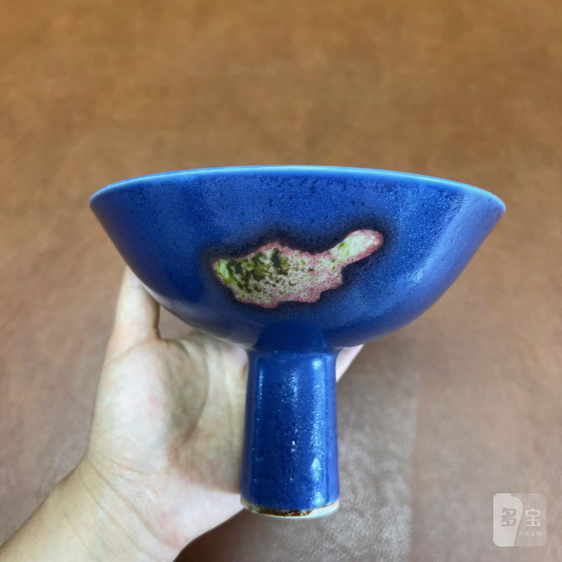 清早期 霁蓝釉里红三鱼纹高足碗 - 图4